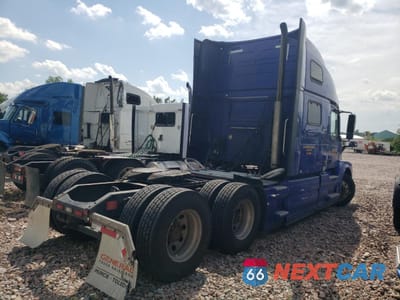 Czwarte zdjęcie samochodu z boku: 2018 VOLVO VN VNL VIN:4V4NC9EH6JN998034 - miniatura