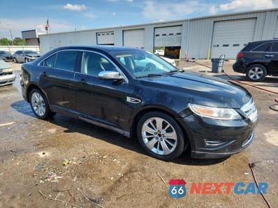 Czwarte zdjęcie samochodu z boku: 2010 FORD TAURUS LIMITED VIN:1FAHP2FW7AG144004 - miniatura