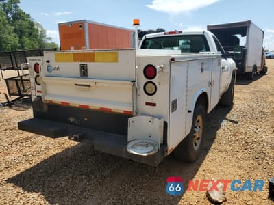 Trzecie zdjęcie samochodu z tyłu: 2014 CHEVROLET SILVERADO C3500 VIN:1GB3CZCG5EF156738 - miniatura