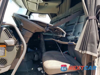 Piąte zdjęcie samochodu w środku: 2024 VOLVO VNL SEMI TRUCK VIN:4V4NC9EJ8RN651254 - miniatura