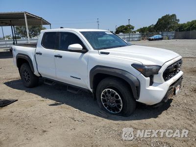 Czwarte zdjęcie samochodu z boku: 2024 TOYOTA TACOMA DOUBLE CAB VIN:3TYLC5LN1RT011824 - miniatura