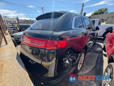 Trzecie zdjęcie samochodu z tyłu: 2018 LINCOLN MKT VIN:2LMHJ5NKXJBL02404 - miniatura