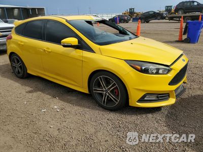 Czwarte zdjęcie samochodu z boku: 2017 FORD FOCUS ST VIN:1FADP3L9XHL215037 - miniatura