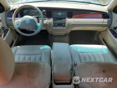 Zdjęcie 8 z 14 samochodu: 2004 LINCOLN TOWN CAR EXECUTIVE VIN:1LNHM81W34Y657399 - miniatura