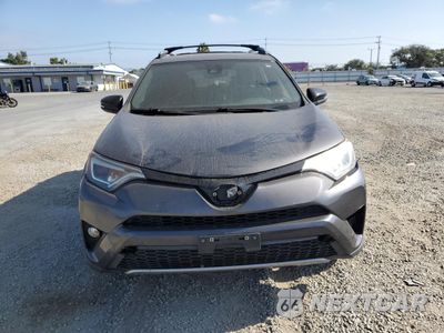 Piąte zdjęcie samochodu w środku: 2018 TOYOTA RAV4 SE VIN:JTMNFREV1JJ747339 - miniatura