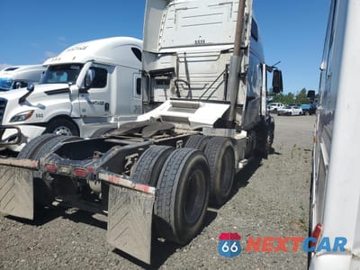 Czwarte zdjęcie samochodu z boku: 2015 VOLVO VN VNL VIN:4V4NC9EH8FN179694 - miniatura