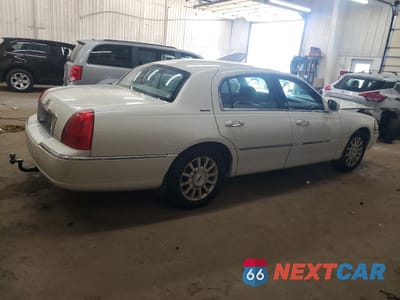 Trzecie zdjęcie samochodu z tyłu: 2006 LINCOLN TOWN CAR SIGNATURE VIN:1LNHM81V46Y650469 - miniatura