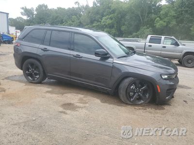 Czwarte zdjęcie samochodu z boku: 2023 JEEP GRAND CHEROKEE LAREDO VIN:1C4RJHAG4PC660470 - miniatura