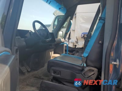 Zdjęcie 7 z 13 samochodu: 2022 RIVIAN EDV 700 VIN:7FCEHDB76NN003330 - miniatura