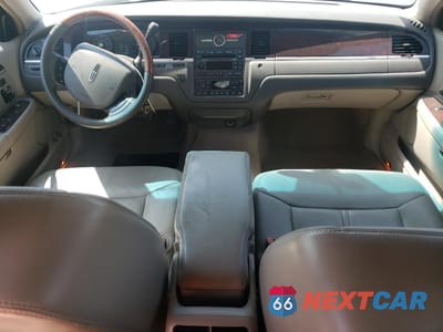 Zdjęcie 8 z 12 samochodu: 2007 LINCOLN TOWN CAR SIGNATURE LIMITED VIN:1LNHM82V67Y626240 - miniatura