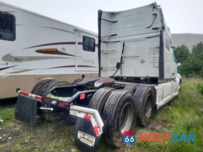 Czwarte zdjęcie samochodu z boku: 2023 VOLVO VN VNL VIN:4V4NC9EH5PN340925 - miniatura