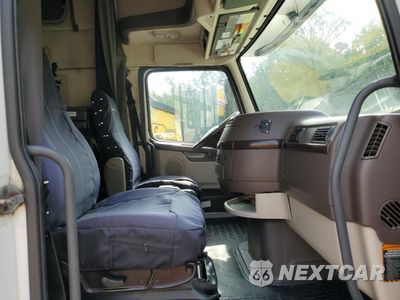 Piąte zdjęcie samochodu w środku: 2016 VOLVO VNL - TRUCKS SEMI TRUCK VIN:4V4NC9EH0GN939117 - miniatura