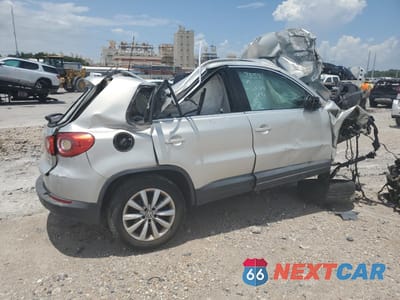 Trzecie zdjęcie samochodu z tyłu: 2011 VOLKSWAGEN TIGUAN S VIN:WVGAV7AX2BW537359 - miniatura