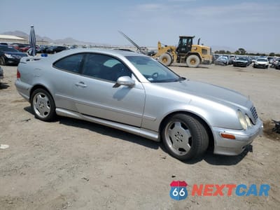 Czwarte zdjęcie samochodu z boku: 2002 MERCEDES-BENZ CLK 55 AMG VIN:WDBLJ74G32T096023 - miniatura