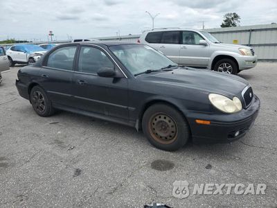Czwarte zdjęcie samochodu z boku: 2003 HYUNDAI SONATA BASE VIN:KMHWF25S03A743833 - miniatura