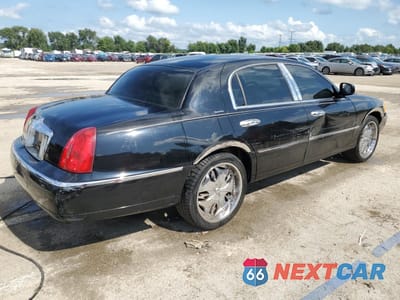 Trzecie zdjęcie samochodu z tyłu: 2000 LINCOLN TOWN CAR SIGNATURE VIN:1LNHM82W1YY914712 - miniatura