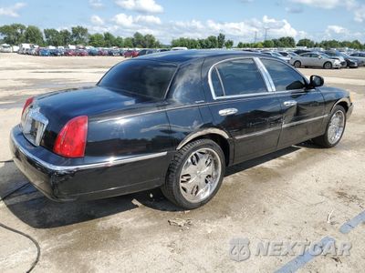 Trzecie zdjęcie samochodu z tyłu: 2000 LINCOLN TOWN CAR SIGNATURE VIN:1LNHM82W1YY914712 - miniatura
