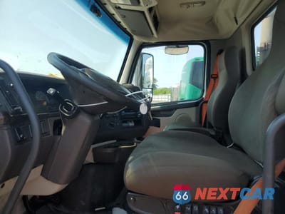 Zdjęcie 6 z 10 samochodu: 2016 VOLVO VNL SEMI TRUCK VIN:4V4NC9EG3GN947316 - miniatura