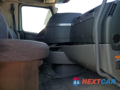 Piąte zdjęcie samochodu w środku: 2024 VOLVO VNL SEMI TRUCK VIN:4V4NC9EH7RN643658 - miniatura