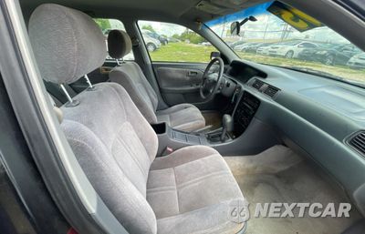 Piąte zdjęcie samochodu w środku: 1998 TOYOTA CAMRY CE VIN:4T1BG22K7WU253215 - miniatura