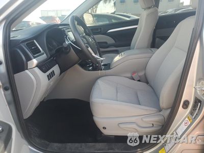 Zdjęcie 7 z 16 samochodu: 2019 TOYOTA HIGHLANDER LE VIN:5TDBZRFHXKS738761 - miniatura
