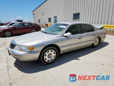 2002 LINCOLN CONTINENTAL 1LNHM97V72Y693131 - główne zdjęcie licytacji z USA - miniatura