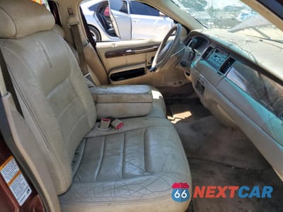 Zdjęcie 7 z 11 samochodu: 2000 LINCOLN TOWN CAR EXECUTIVE VIN:1LNHM81W6YY774724 - miniatura