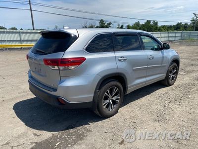Czwarte zdjęcie samochodu z boku: 2018 TOYOTA HIGHLANDER LE VIN:5TDBZRFH4JS499433 - miniatura