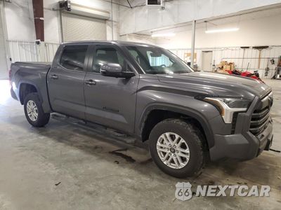 Czwarte zdjęcie samochodu z boku: 2025 TOYOTA TUNDRA CREWMAX SR VIN:5TFLA5DBXSX260029 - miniatura