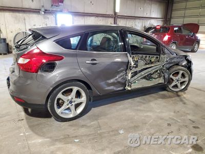 Trzecie zdjęcie samochodu z tyłu: 2013 FORD FOCUS TITANIUM VIN:1FADP3N24DL156545 - miniatura