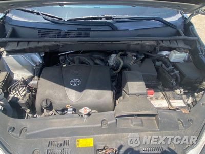 Zdjęcie 7 z 10 samochodu: 2018 TOYOTA HIGHLANDER LE VIN:5TDBZRFH4JS499433 - miniatura