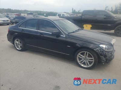 Czwarte zdjęcie samochodu z boku: 2012 MERCEDES-BENZ C 250 VIN:WDDGF4HB6CA615473 - miniatura