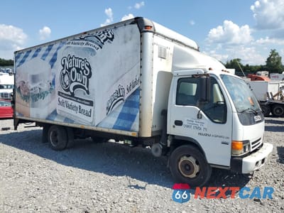 Czwarte zdjęcie samochodu z boku: 2003 ISUZU NPR HD 4X2 LOW TILT VIN:4KLC4B1R33J800333 - miniatura