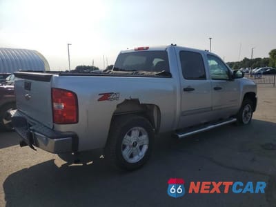 Trzecie zdjęcie samochodu z tyłu: 2011 CHEVROLET SILVERADO K1500 LT VIN:1GCPKSE36BF226017 - miniatura