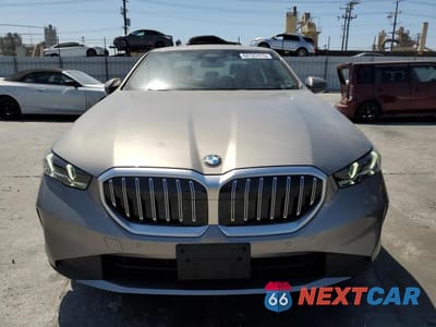 Piąte zdjęcie samochodu w środku: 2025 BMW 530 I VIN:WBA43FJ00SCU06322 - miniatura