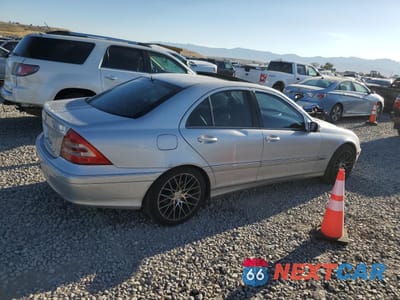Trzecie zdjęcie samochodu z tyłu: 2004 MERCEDES-BENZ C 230K SPORT SEDAN VIN:WDBRF40J84A611754 - miniatura