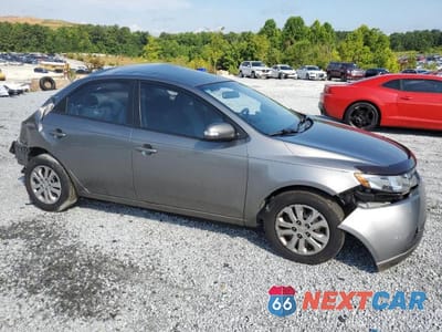 Czwarte zdjęcie samochodu z boku: 2010 KIA FORTE EX VIN:KNAFU4A27A5822527 - miniatura