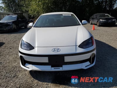 Piąte zdjęcie samochodu w środku: 2023 HYUNDAI IONIQ 6 SEL VIN:KMHM34AC5PA040888 - miniatura