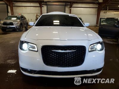 Piąte zdjęcie samochodu w środku: 2018 CHRYSLER 300 S VIN:2C3CCAGG3JH160629 - miniatura