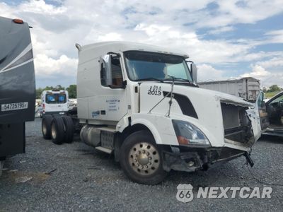 2014 VOLVO VN VNL 4V4NC9EG0EN153211 - główne zdjęcie licytacji z USA - miniatura