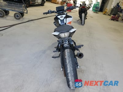 Czwarte zdjęcie samochodu z boku: 2016 KTM 390 DUKE VIN:MD2JGJ405GC286219 - miniatura