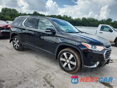 Czwarte zdjęcie samochodu z boku: 2018 CHEVROLET TRAVERSE LT VIN:1GNEVHKW8JJ165630 - miniatura