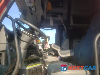 Piąte zdjęcie samochodu w środku: 2026 VOLVO NEW VNL SEMI TRUCK VIN:4V4BC9EH2TN697802 - miniatura