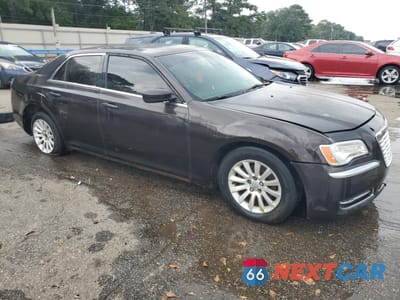 Czwarte zdjęcie samochodu z boku: 2013 CHRYSLER 300 VIN:2C3CCAAG8DH723235 - miniatura