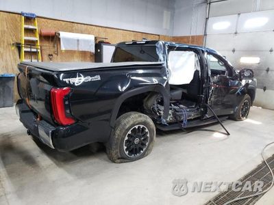 Trzecie zdjęcie samochodu z tyłu: 2024 TOYOTA TUNDRA CREWMAX SR VIN:5TFLA5DB6RX146331 - miniatura