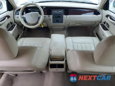 Zdjęcie 8 z 15 samochodu: 2007 LINCOLN TOWN CAR SIGNATURE VIN:1LNHM81W97Y600466 - miniatura