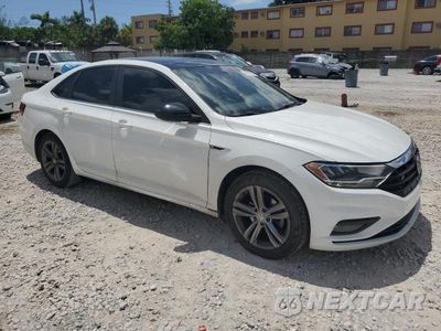 Czwarte zdjęcie samochodu z boku: 2020 VOLKSWAGEN JETTA S VIN:3VWCB7BU9LM041385 - miniatura