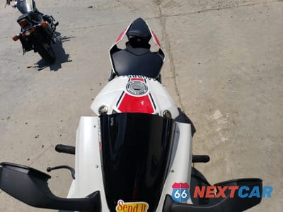 Piąte zdjęcie samochodu w środku: 2022 YAMAHA YZFR1 VIN:JYARN66E3NA002028 - miniatura