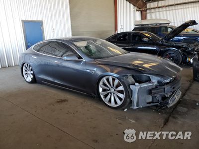 Czwarte zdjęcie samochodu z boku: 2013 TESLA MODEL S VIN:5YJSA1CG3DFP03930 - miniatura