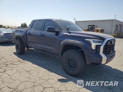 Czwarte zdjęcie samochodu z boku: 2022 TOYOTA TUNDRA CREWMAX SR VIN:5TFLA5DB5NX021217 - miniatura
